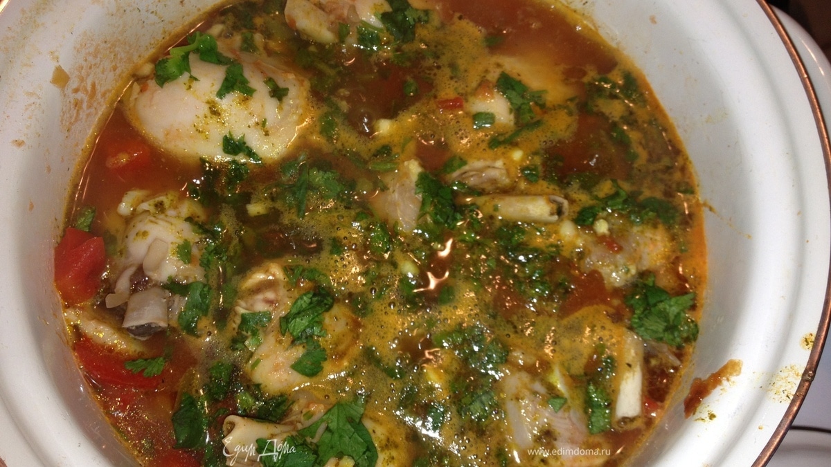 куриные голени, тушенные в овощном соусе