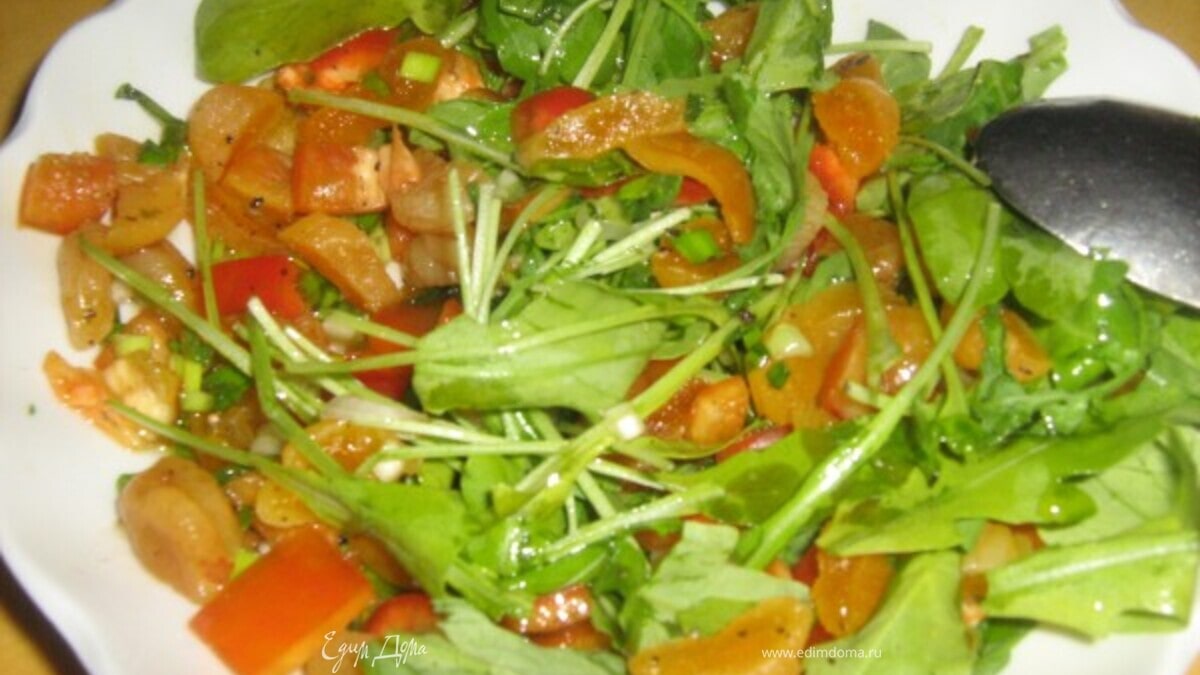 Освежающий салат с руколой и курагой