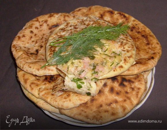 Лепешки с брынзой, сыром, ветчиной и зеленью Лепешки с брынзой, сыром, ветчиной и зеленью