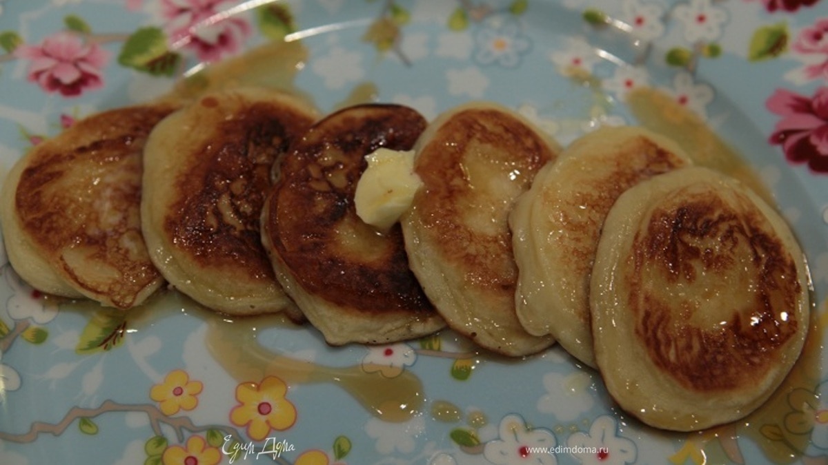Кефирные оладушки с кленовым сиропом