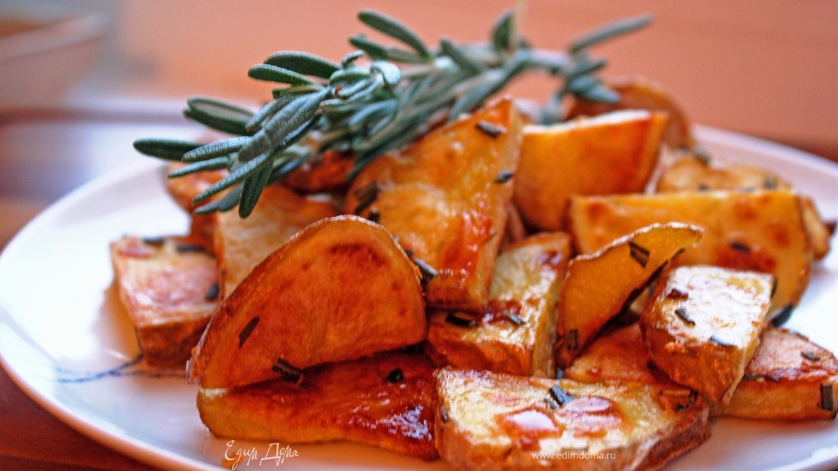 Картофель печеный с розмарином