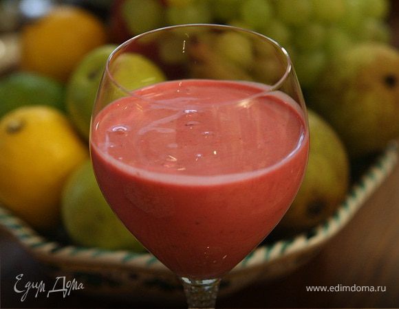 Ягодный коктейль с йогуртом и бананом Ягодный коктейль с йогуртом и бананом