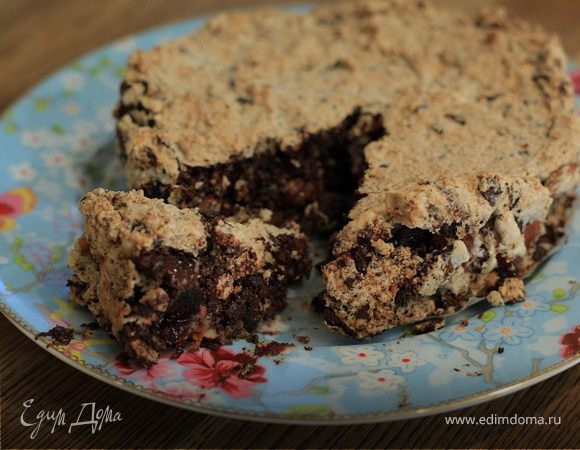 Пирог с сухофруктами, миндалем и шоколадом 