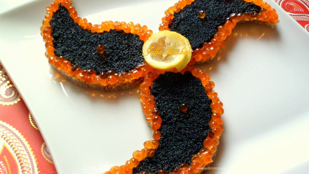 Канапе из черного хлеба с черной и красной икрой