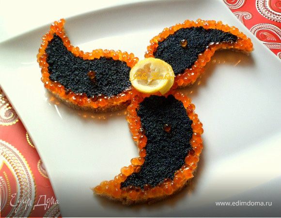 Канапе из черного хлеба с черной и красной икрой Канапе из черного хлеба с черной и красной икрой