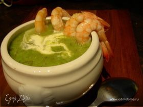 Суп с зеленым горошком, соусом песто и креветками