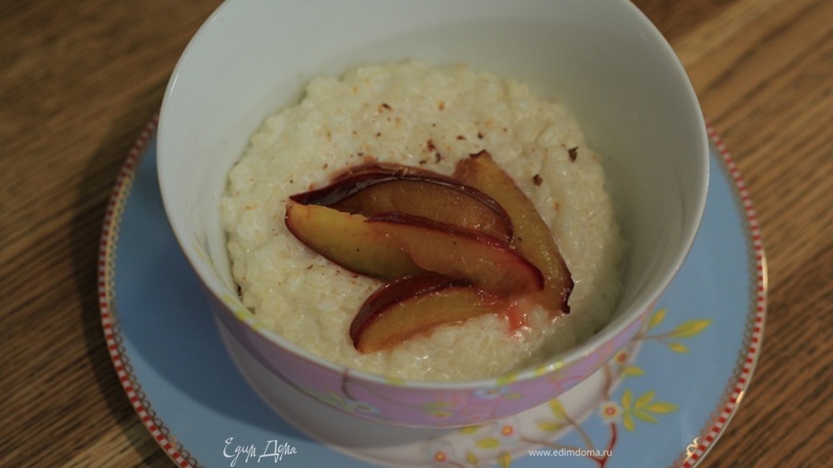 Рисовая каша со сливами и мускатным орехом 