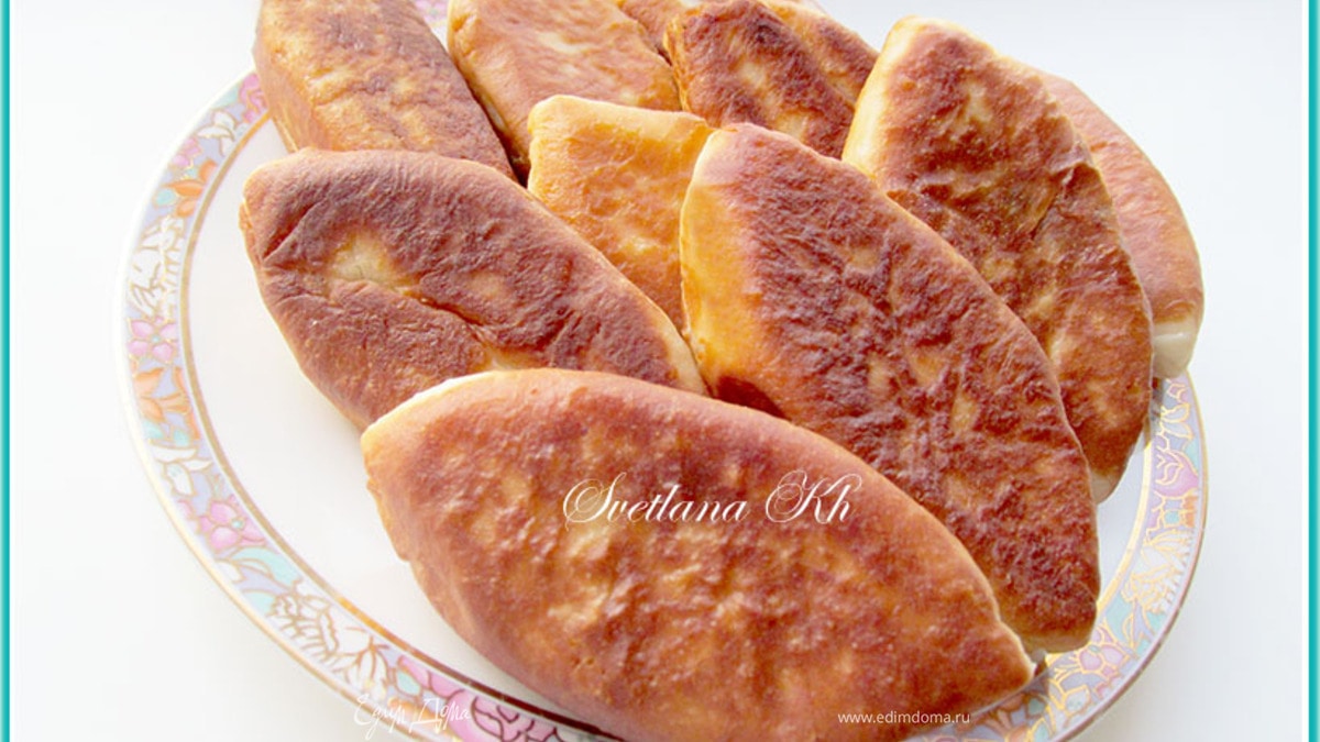 Пирожки с мясом, капустой и помидорами