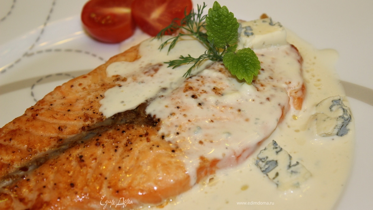 Семга-гриль под соусом с Дор-блю