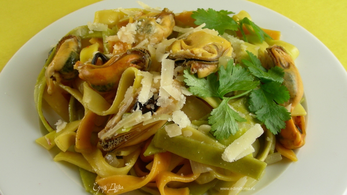 Паста с мидиями, шафраном и белым вином