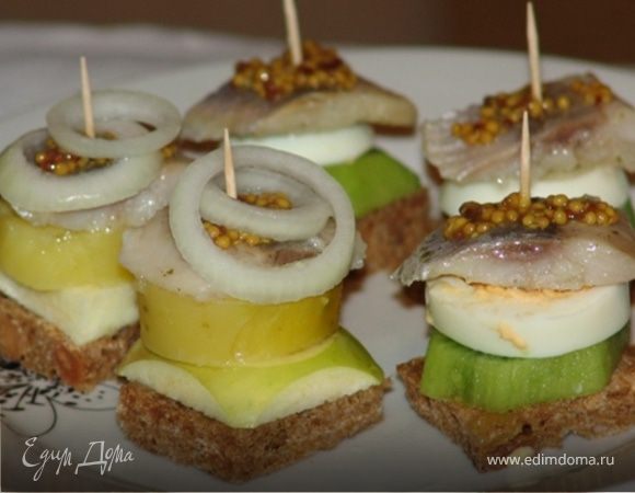 Канапе с селедкой. "Угощаем черную водяную Змею"