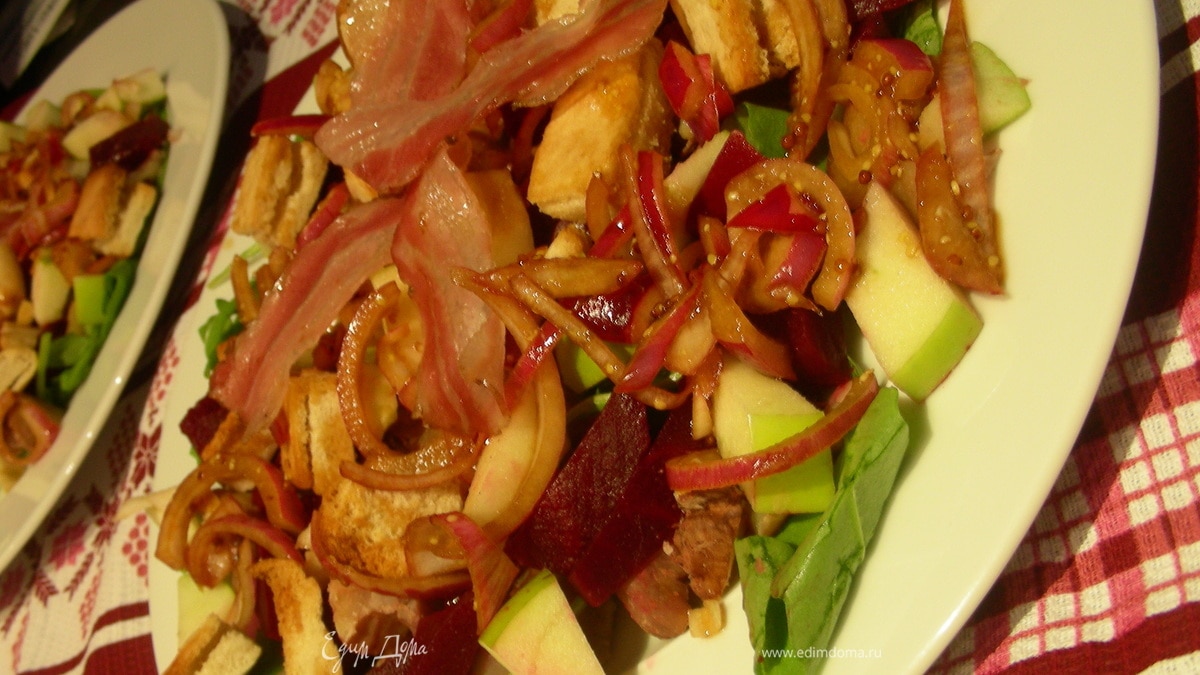 Осенне-зимний салат с каштанами, свеклой и беконом