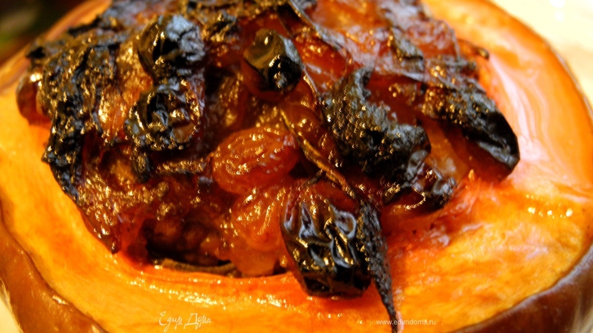 Мясо с лимоном и изюмом в тыкве