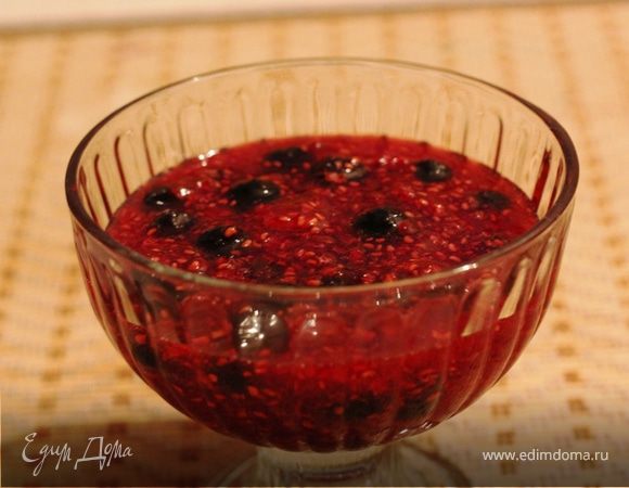 Малина с сахаром и черной смородиной