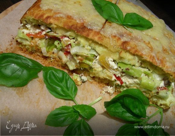 Яично-луковый рулет-запеканка с начинкой из рикотты, сладкого перца и грецких орехов