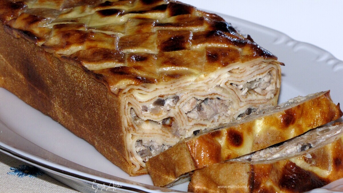 Блинный пирог с мясом и грибами