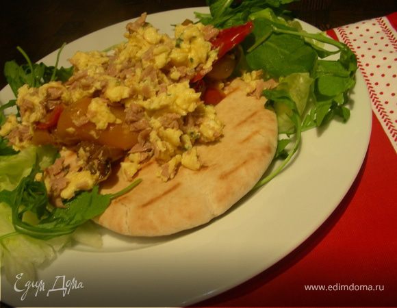 Яичница-болтунья с тунцом, маринованным перцем и лепешками пита