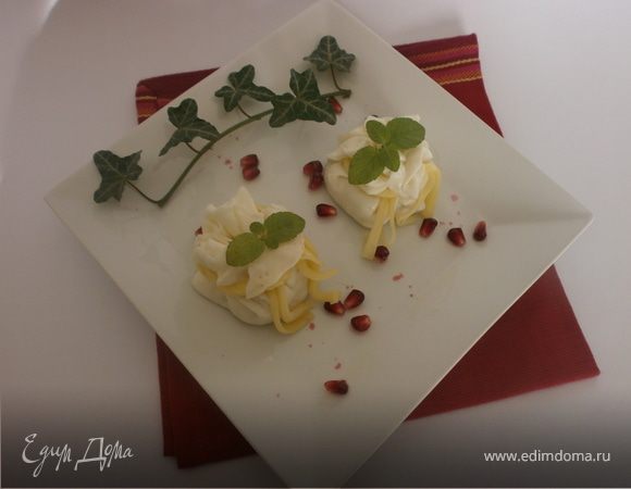 "Угощаем Водяную Змею": Мешочки из моцареллы с кремом из сыра бри, трюфельным медом и лепестками трюфеля