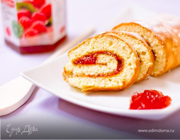 Швейцарский рулет с малиновым джемом Швейцарский рулет с малиновым джемом