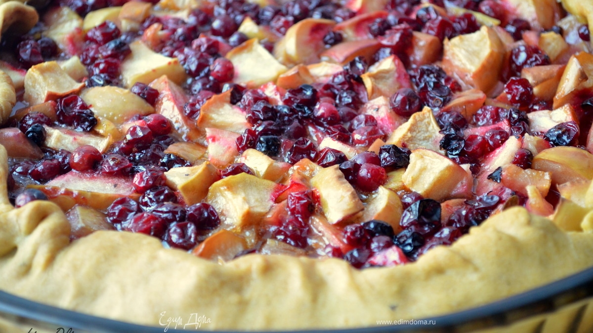 Открытый пай с карамельными яблочками и клюквой
