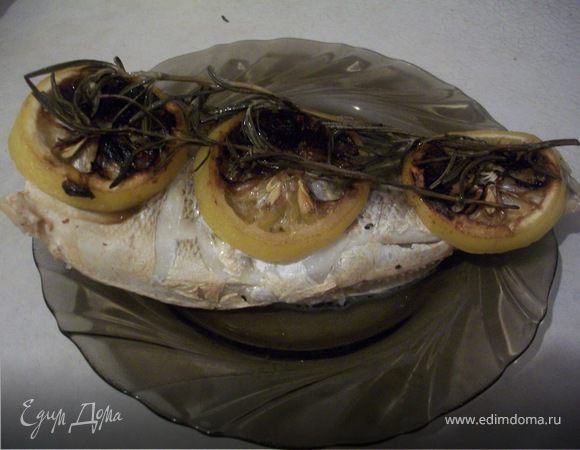 Запеченная рыбка с розмарином и лимоном