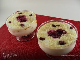 Йогуртово-творожный десерт с клюквой, персиками и миндалем