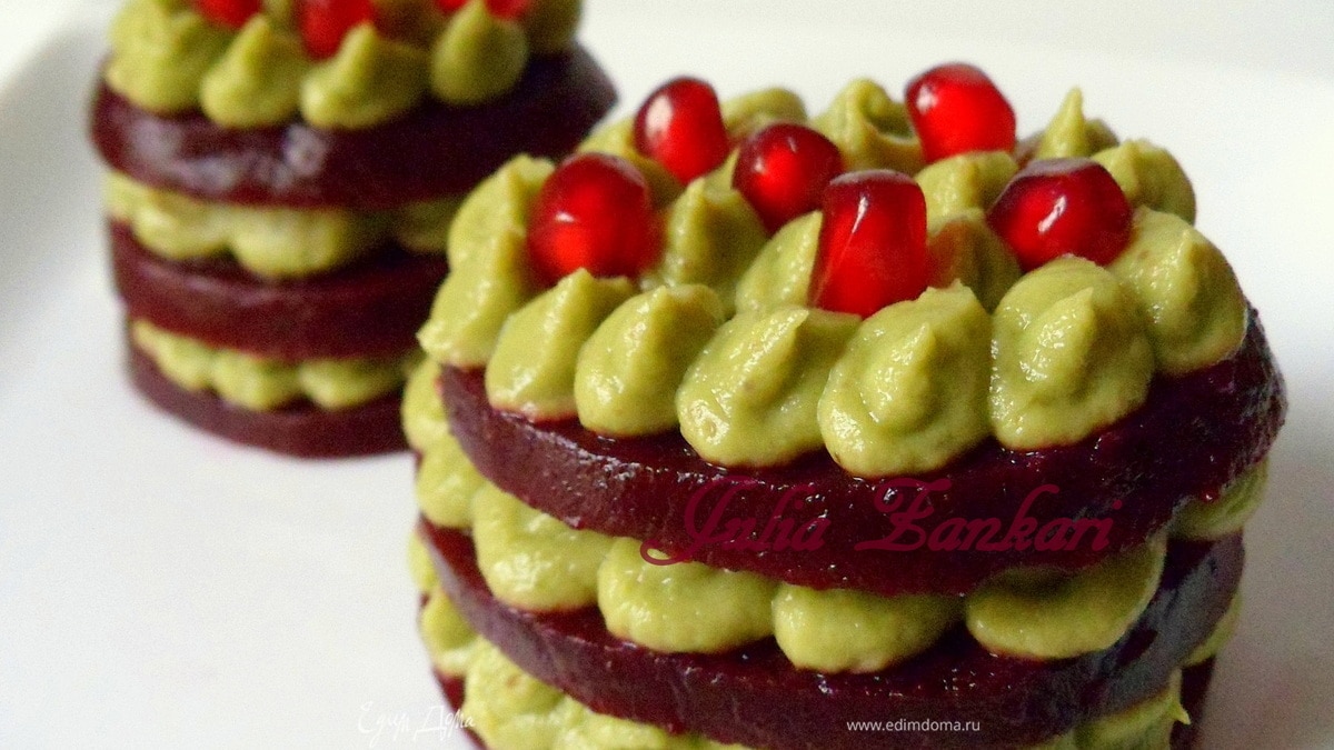 Башенки из свеклы с муссом из авокадо