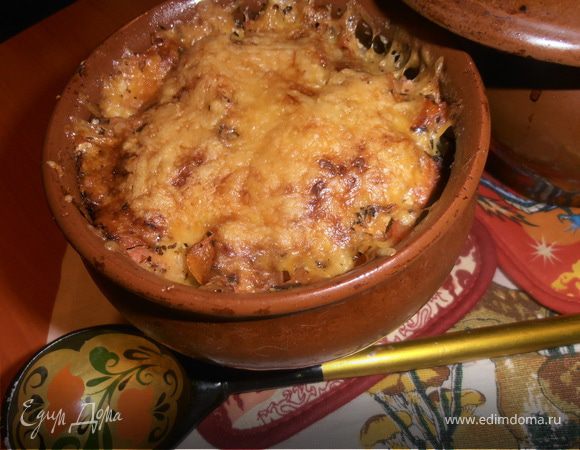 Колбаски на овощах под сырной крышкой Колбаски на овощах под сырной крышкой