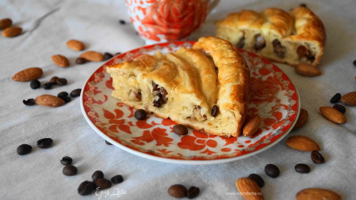 Сладкая улитка из слоеного теста