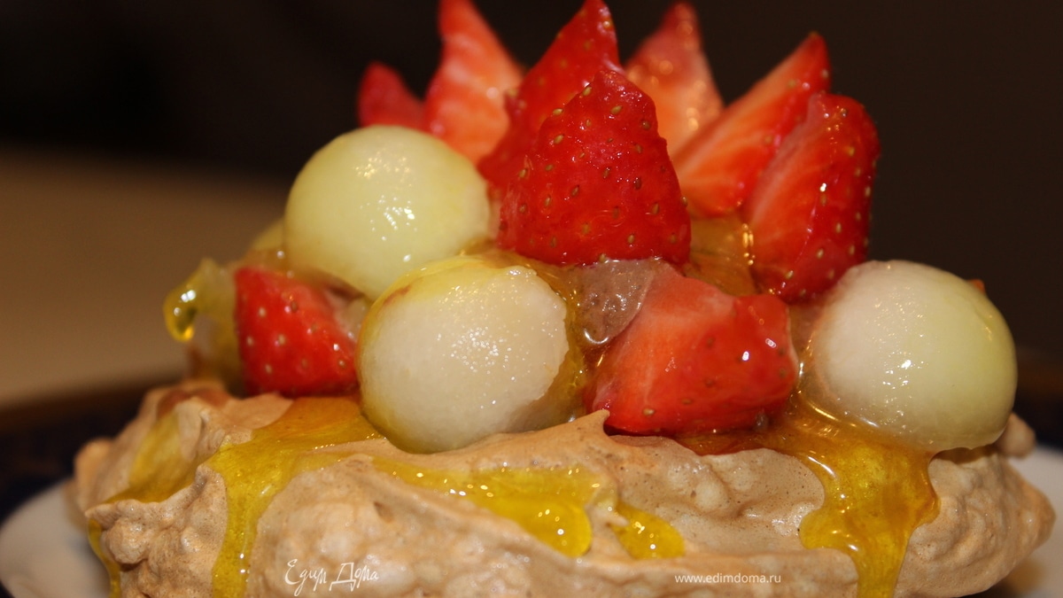 Безе с шоколадным муссом и фруктами