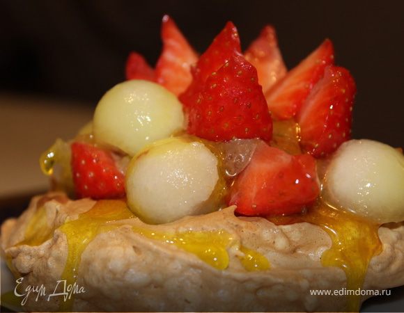 Безе с шоколадным муссом и фруктами Безе с шоколадным муссом и фруктами