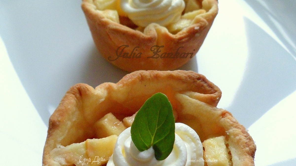 Тарталетки с яблоками, орехами и крем-фрешем