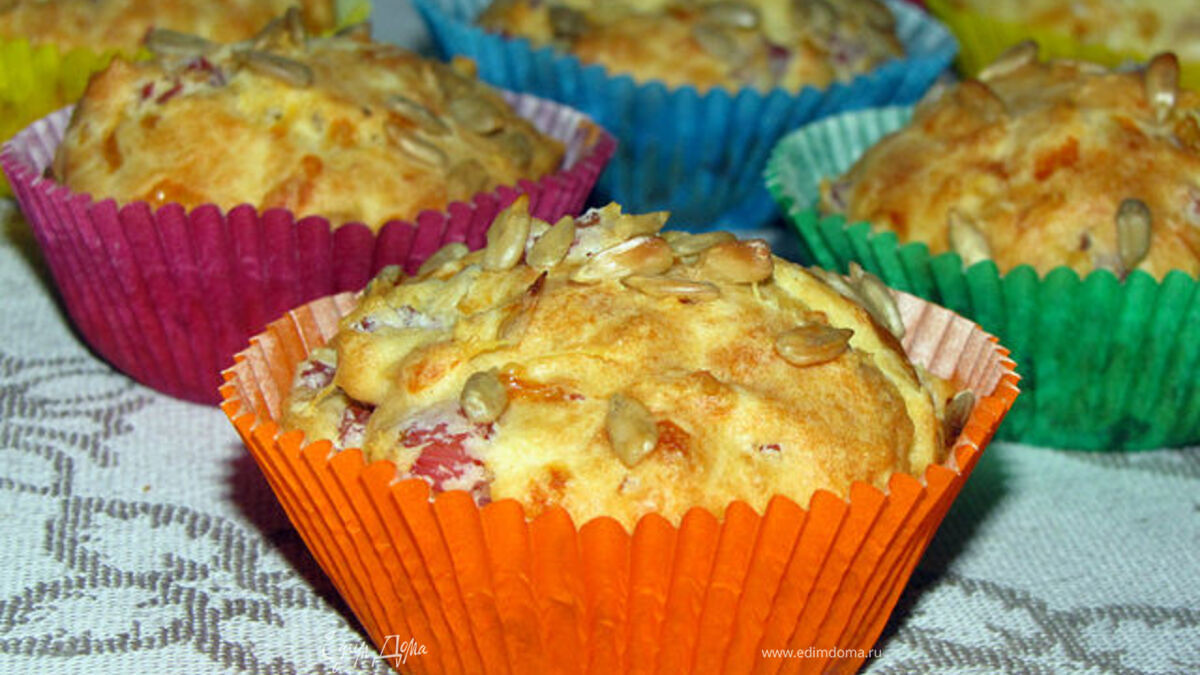 Сырные маффины с копченым мясом и семечками