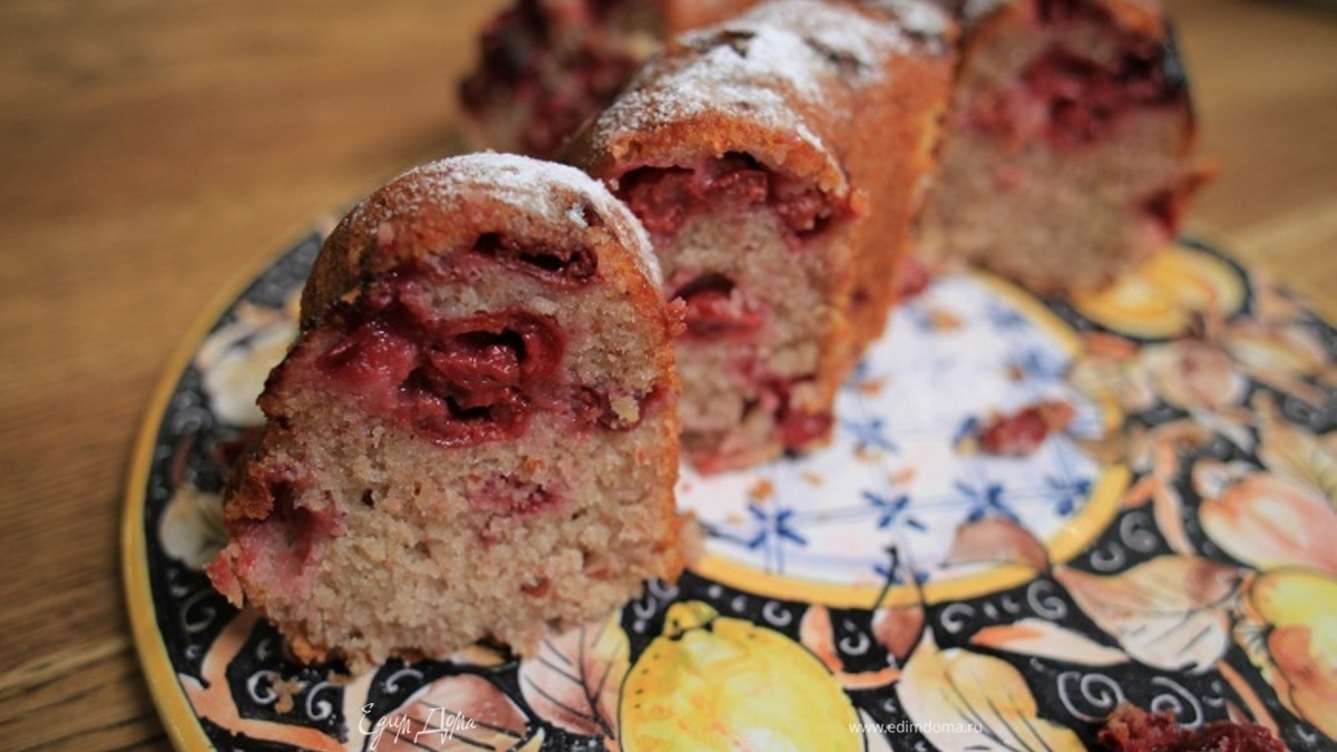 Миндальный пирог с вишней