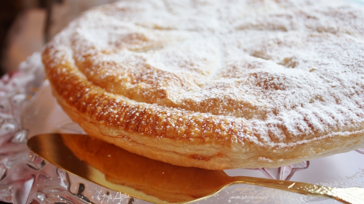 Слоеный пирог с миндалем