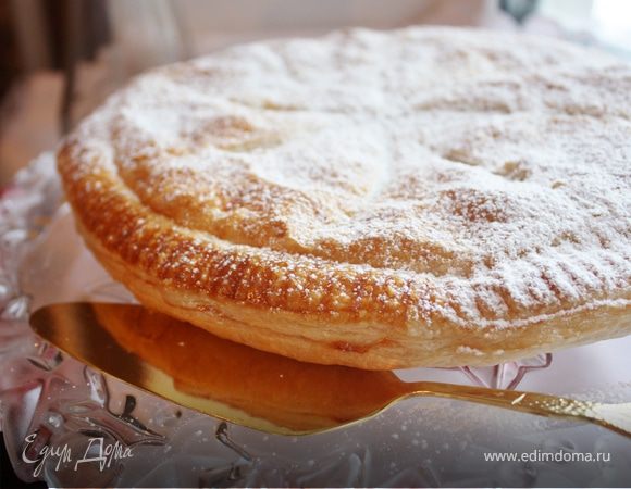 Слоеный пирог с миндалем