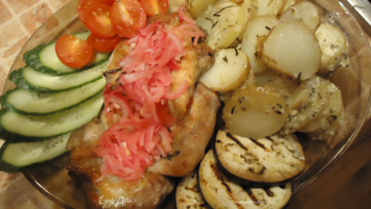 Стейки с картофелем по-деревенски, маринованным луком и овощами