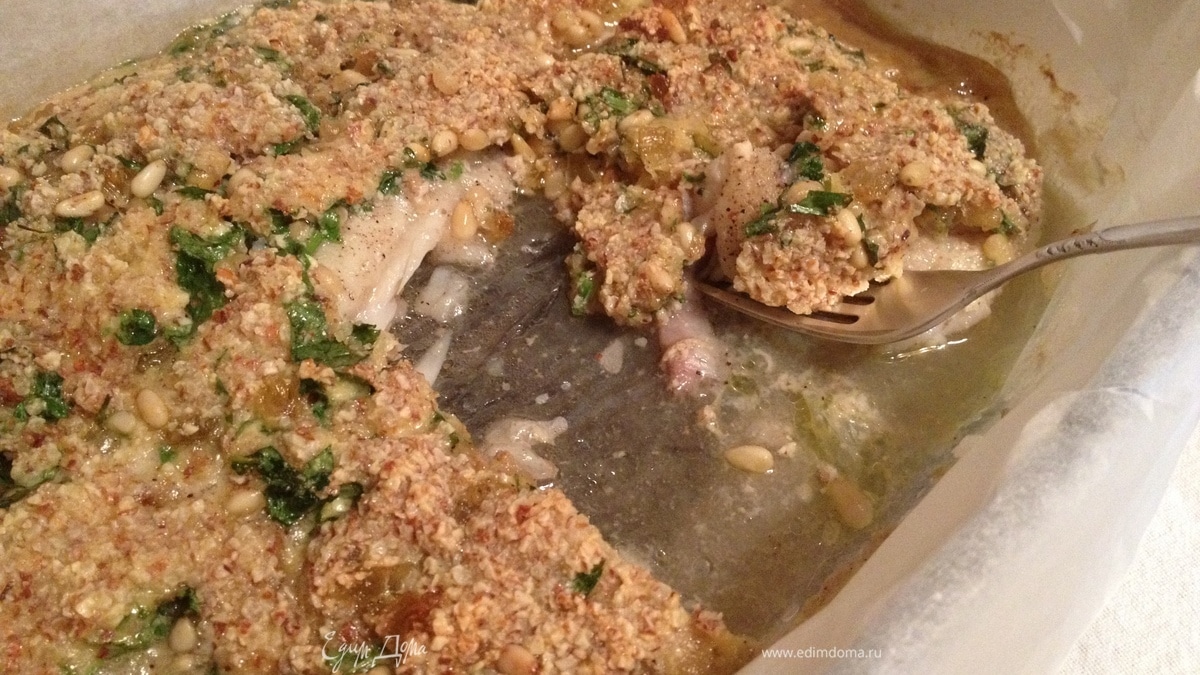 Рыбное филе с изюмом и корочкой из миндаля