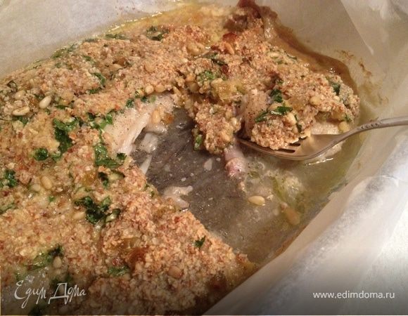 Рыбное филе с изюмом и корочкой из миндаля