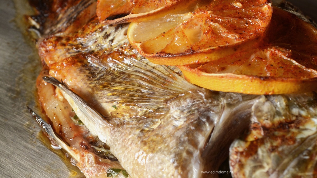 Дорада с пряными травами и лимоном