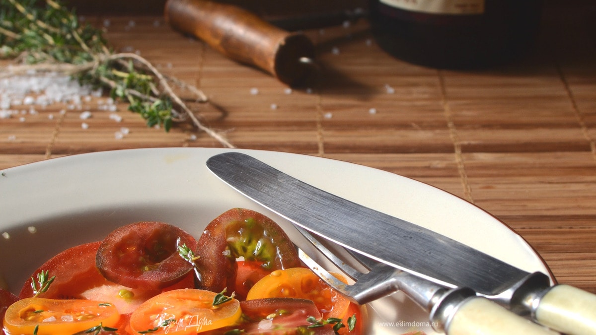 Салат из трех видов томатов со свежим тимьяном