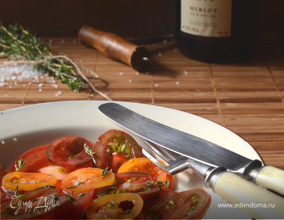 Салат из трех видов томатов со свежим тимьяном