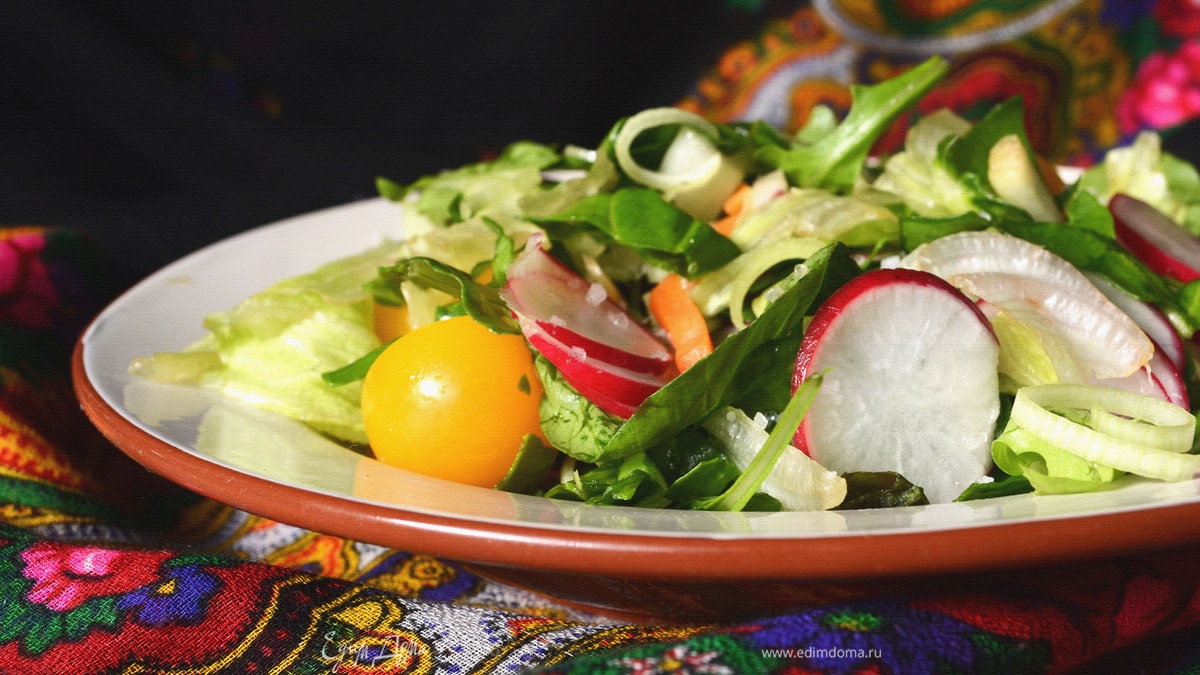 Зеленый салат с мангольдом, редисом и помидорами черри