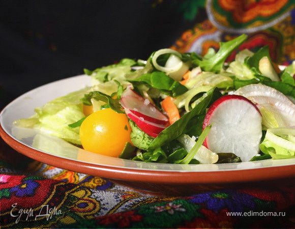 Зеленый салат с мангольдом, редисом и помидорами черри