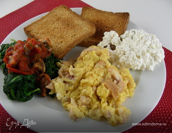 Яичница-болтунья с копченой форелью