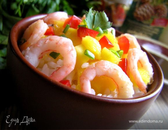 Салат с рисом, манго и креветками