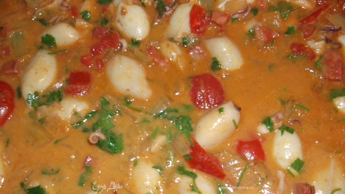 Кальмары тушеные в томатном соусе