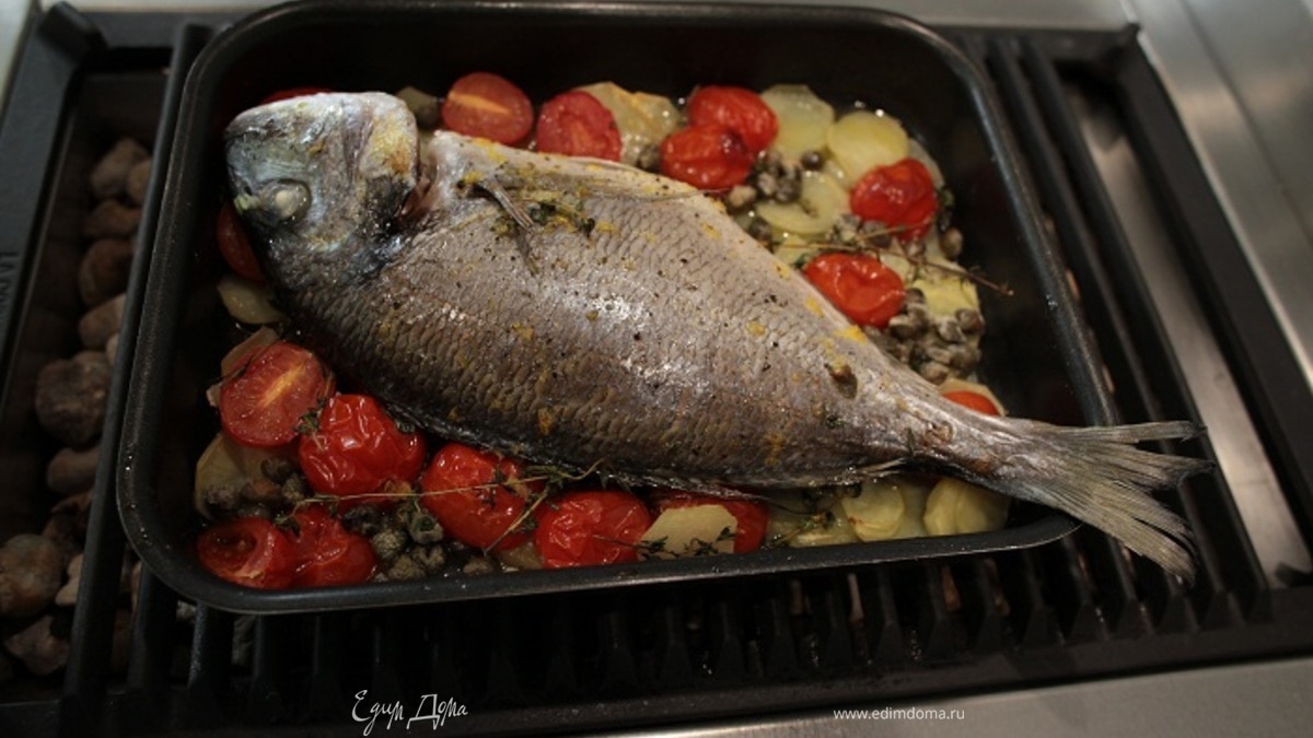 Дорада с картофелем, каперсами и помидорами черри