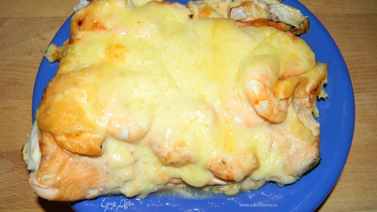 Семга, запеченная с креветками