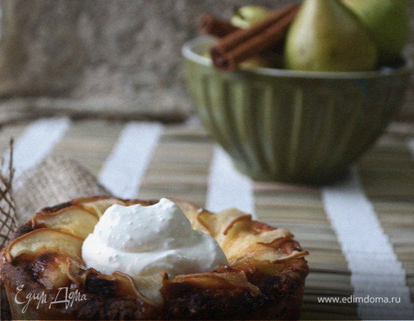 Творожный мини-пирог с грушей, лавандовым медом и сметанным кремом Творожный мини-пирог с грушей, лавандовым медом и сметанным кремом